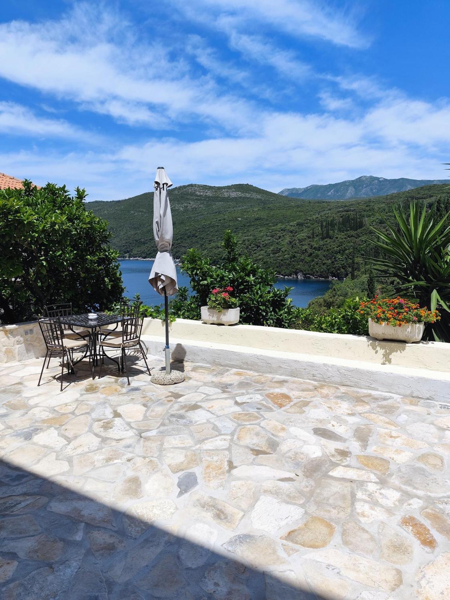 Apartment Mistral - Cosy Apartment With Sea View Molunat Luaran gambar