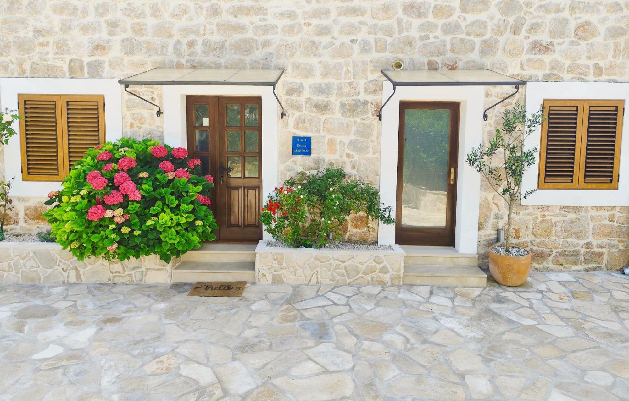 Apartment Mistral - Cosy Apartment With Sea View Molunat Luaran gambar