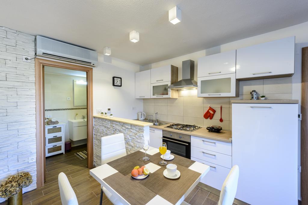 Apartment Mistral - Cosy Apartment With Sea View Molunat Luaran gambar