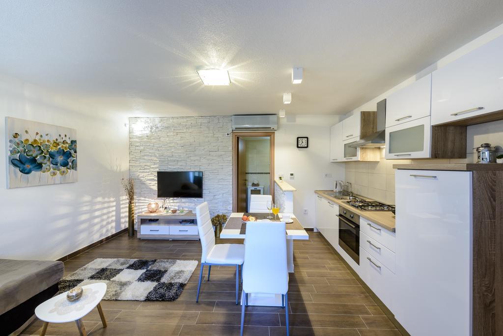 Apartment Mistral - Cosy Apartment With Sea View Molunat Luaran gambar