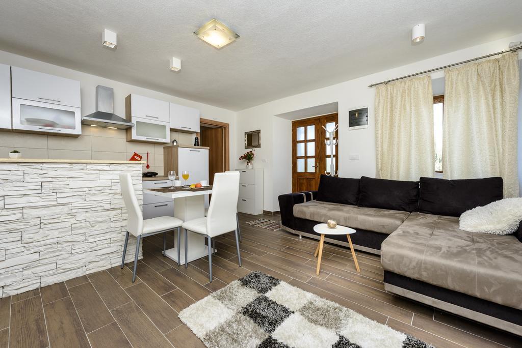 Apartment Mistral - Cosy Apartment With Sea View Molunat Luaran gambar