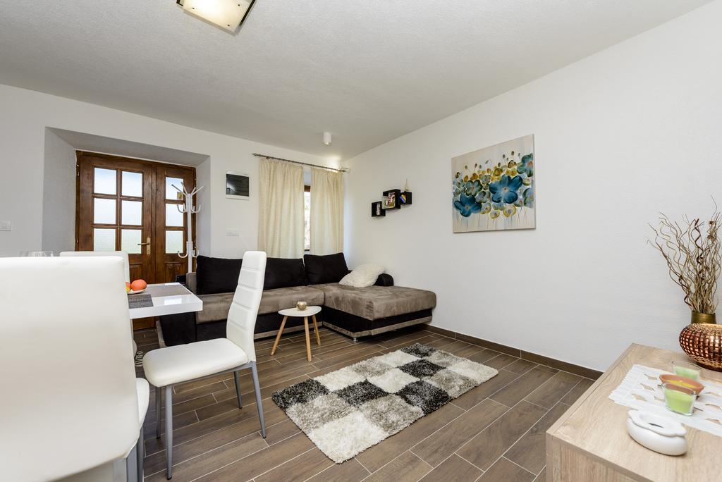 Apartment Mistral - Cosy Apartment With Sea View Molunat Luaran gambar